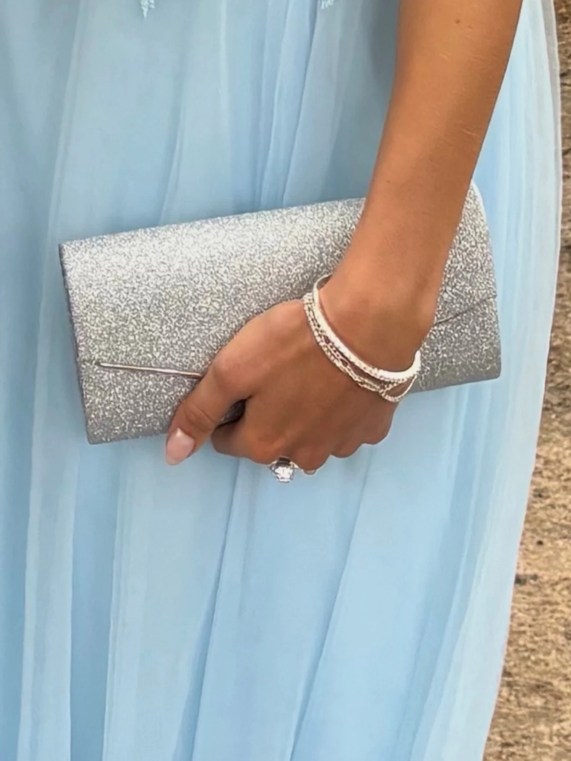 Glittrig silver kuvertväska