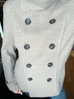 Skepparjacka  - Ascool jacka perfekt nu till våren! Jättefin brun färg med svarta knappar. Pris går att diskutera 