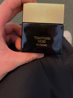 Tom Ford Noir Extreme parfym - Tom Ford Noir Extreme 50ml. Använt kanske 5-7ml av den. Så runt 45ml kvar. Köpt för 1500kr som ny, på kicks btw! 