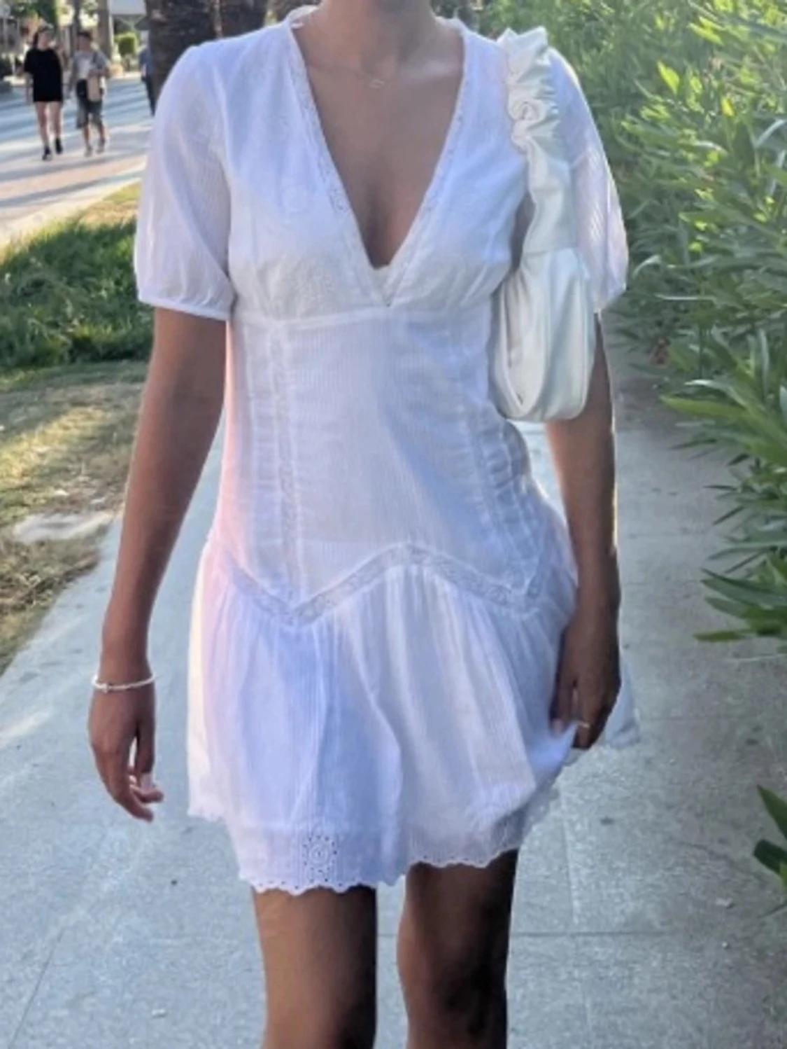 Vit kort klänning med spetsdetaljer - 1