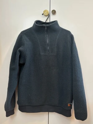 Fleece tröja - Säljer en marinblå fleece tröja                       Hör av dig vid frågor!☺️