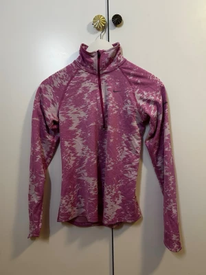 Rosa träningströja - Säljer en rosa träningströja med små  detaljer i reflexmaterial.                                   Hör av dig vid frågor!☺️