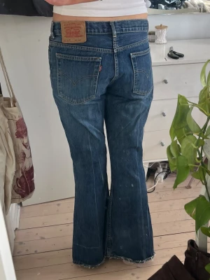 Levi's bootcut jeans - Säljer ett par blå Levi's jeans med bootcut. Jeansen är lågmidjade men lite för korta för mig, som är ungefär 1,68.