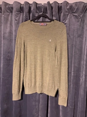 Merinoulls Tröja - Grön merinotröja från morris i riktigt fint skick. Storlek M, kan även passa S.