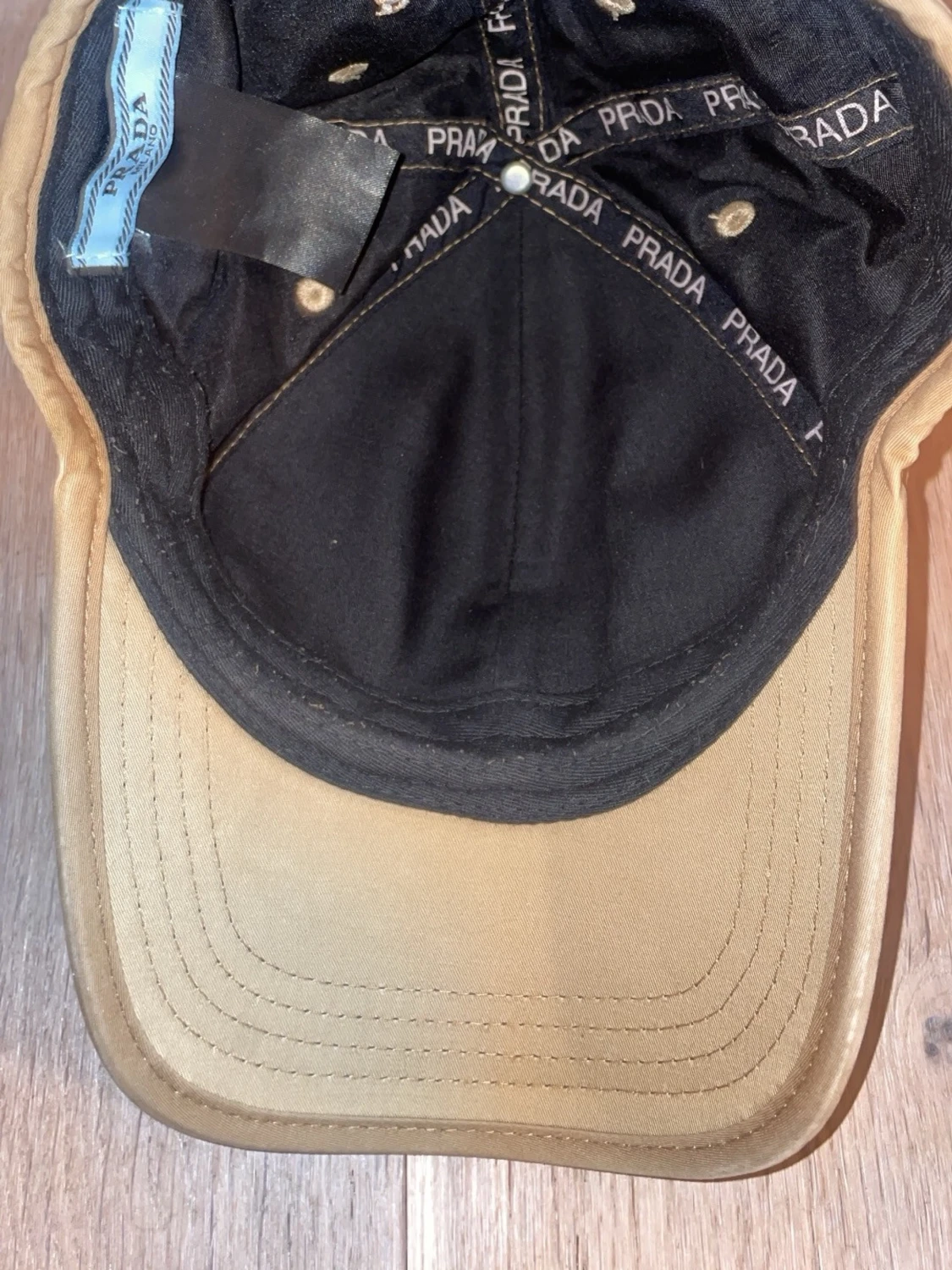 Fake prada keps. - 2