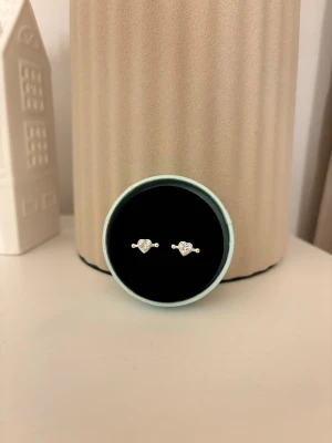 Gulliga hjärt-örhängen i silver - Gulliga hjärt-örhängen i stearling silver 925, finns stämpel. I mycket bra skick och endast provade.🩷Är lite osäker på vart de är köpta.  Boxen medföljer ej!! 