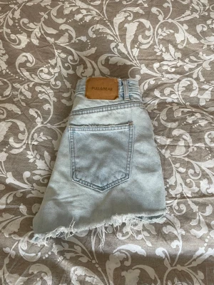 Ljusblå jeansshorts från Pull&Bear - 36 - Säljer ett par ljusblå jeansshorts från Pull&Bear i storlek 36. Knappt använda, fint skick! 💞