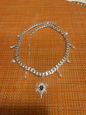 Silverfärgat halsband med pärldetaljer - Snyggt och trendigt silverfärgat halsband från WOS ” Veja Valentine Necklace Silver” med droppformade pärlor och silver hjärtan. 😍 Halsbandet är helt nytt, aldrig använt. Nypris 899kr. Vid snabb affär kan priset diskuteras🩷Halsbandet kommer i en påse, se bild. 