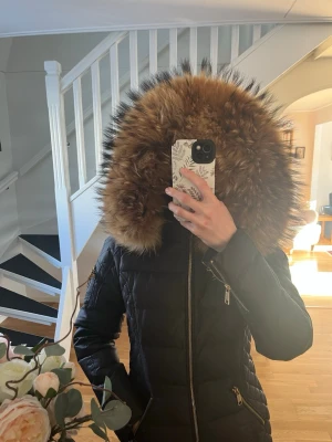 Rock and blue vinterjacka  - Säljer min fantastisk fina Rock and Blue vinterjacka med äkta päls. Köpt hos Johnells🖤 