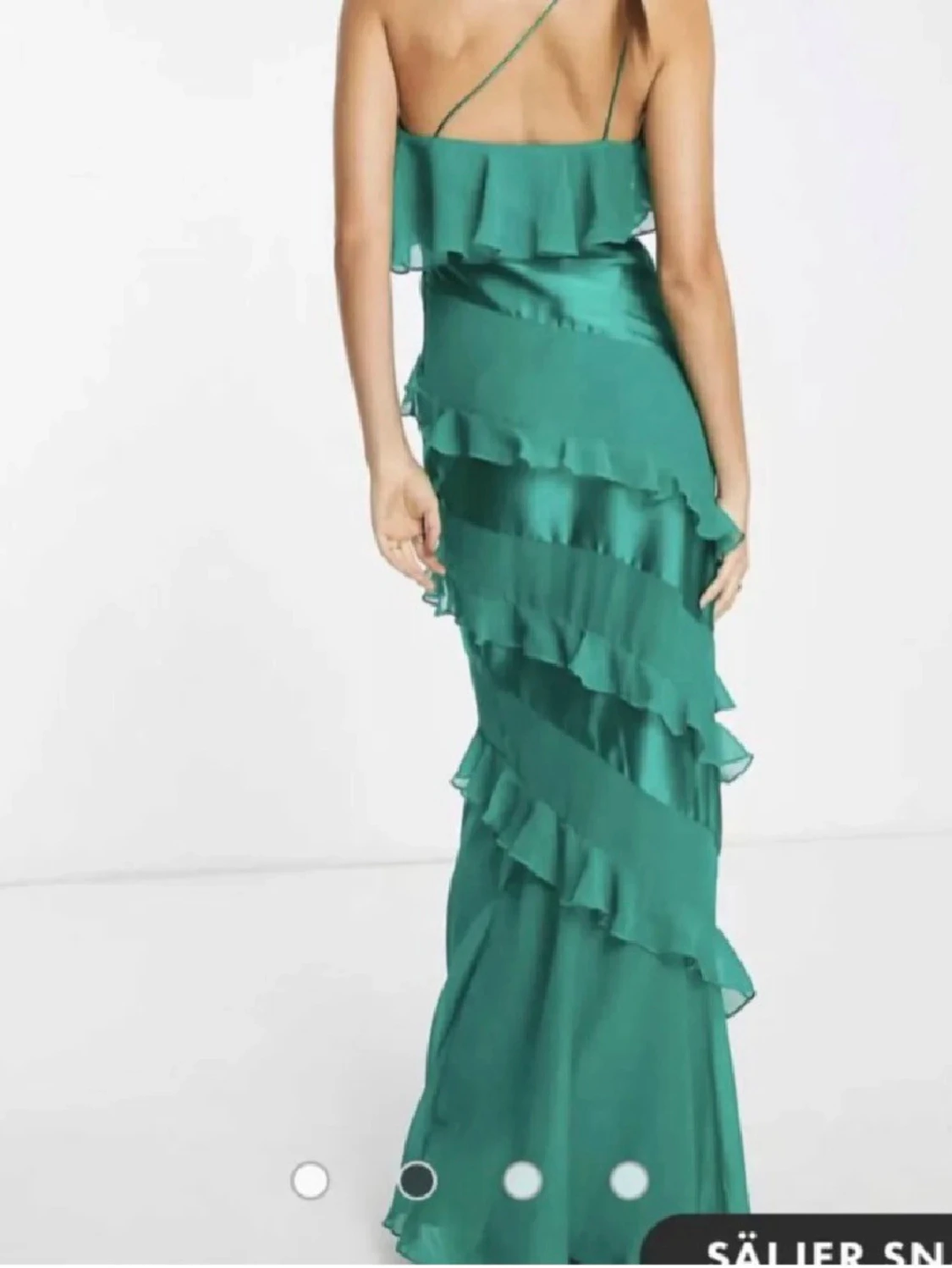 Grön långklänning med volangdetaljer - 2
