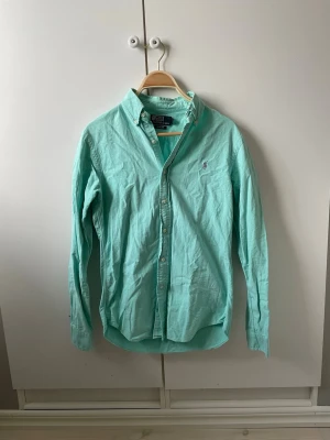 Ljusgrön skjorta från Ralph Lauren - Snygg ljusgrön skjorta från Ralph Lauren i storlek S. Knappt använd och endast 149kr!Bara att höra av dig vid funderingar👑🔥