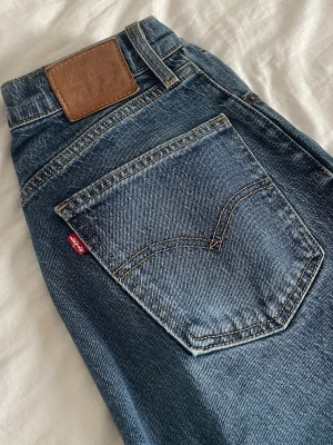 Levi's flare - Klassiska blå Levi's jeans med flare passform och femficksdesign. Jeansen har den ikoniska röda Levi's-lappen på bakfickan och patch i brunt läder i midjan. Tillverkade i slitstark denim med snygga kontrastsömmar.