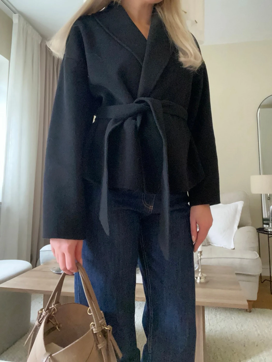 Stilren svart kort kappa  - 4