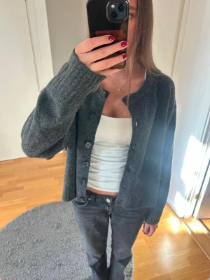 Stickad kofta  - Fin mörkgrå stickad tröja med knappar från lager 157. Storlek xl men passar på mig som är s.
