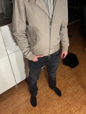 J.Lindberg jacka  - Sällsynt jacka i märket J.Lindeberg. Perfekt till mer uppklädda tillfällen. Modellen är 182 cm och väger 63 kg!