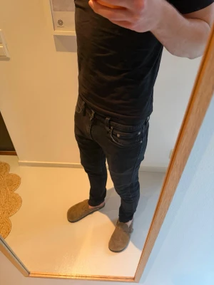 Svarta Levi’s 512:or - Säljer ett par svarta 512:or från Levi's. Storleken är 32/32. I bra skick med inga synliga skador. Använda relativt mkt men fortfarande väldigt fräscha. Nypris 899kr