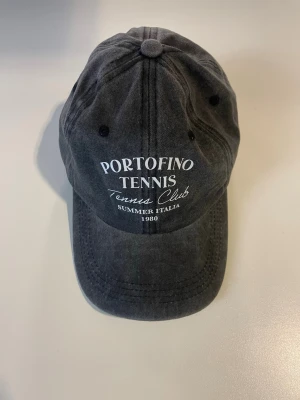 Portofino Tennis Club keps - Helt ny! finns i 3 olika färger! Skicka ett meddelande vilken färg du köper!