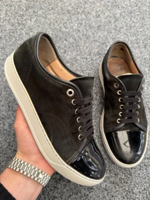 Lanvin uk6 svart - Säljer dessa sjukt feta svarta lanvins i size uk6 som motsvarar 40-41! Perfekta skor för våren och sommaren! Skick 8/10 som bilderna! Nypris 5000kr! Hör av dig vid intresse 🤩📦