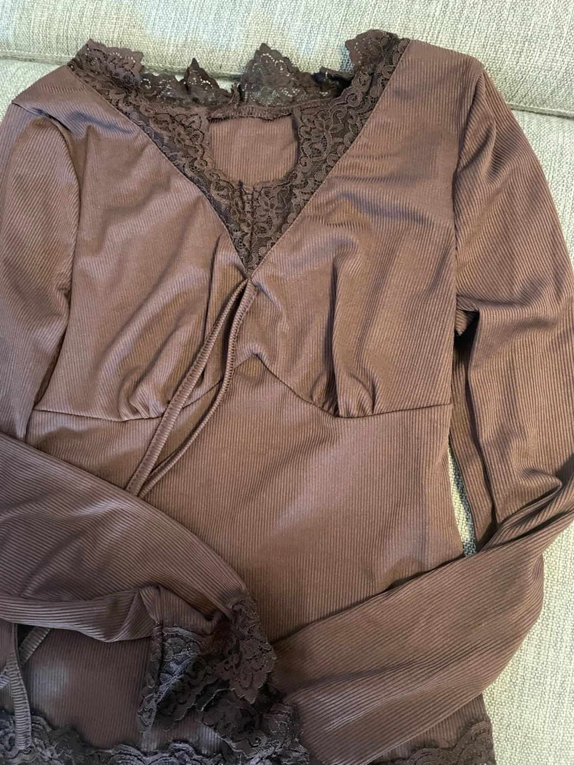 Brun pyjamas med spetsdetaljer - 1