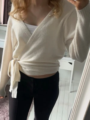  omlottstickad tröja - Använd få gånger, vet ej storlek men skulle säga mellan Xs-S