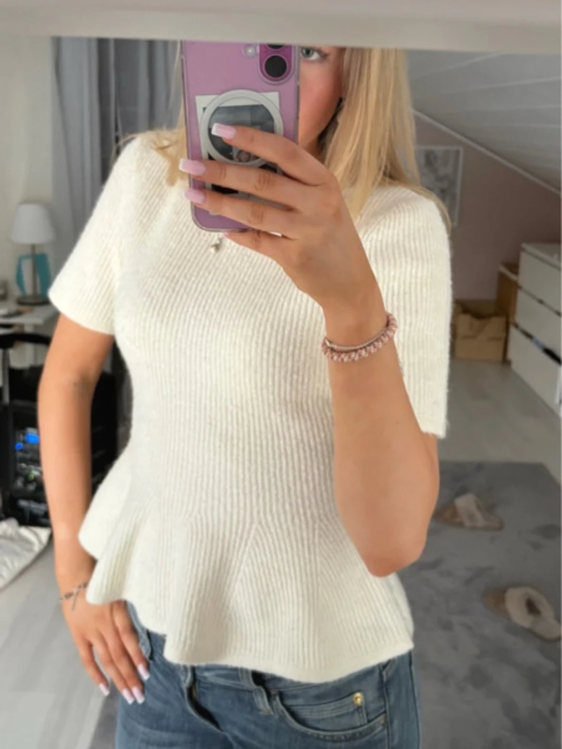 Vit ribbad topp med volangkant