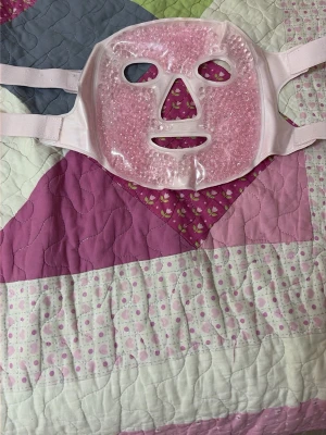 rosa orbeez ansiktsmask med skön och mjuk baksida  - skön orbeez mask som gör att huden blir så fin man kan sova med den eller allmänt ha med den i  skincare rutinen lämnar fint resultat aldrig använd har en till och jag vet hur bra de är går även att frysa för bättre resultat