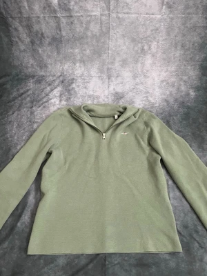 Gant half zip - Skick 9/10 - org pris 1500 - vårt pris 500, skriv om ni har fler frågor!