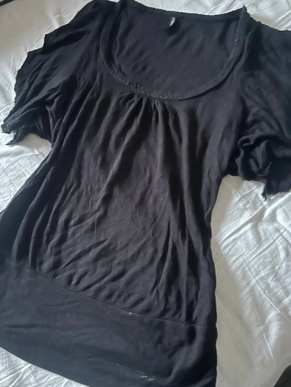 Svart topp med puffärmar