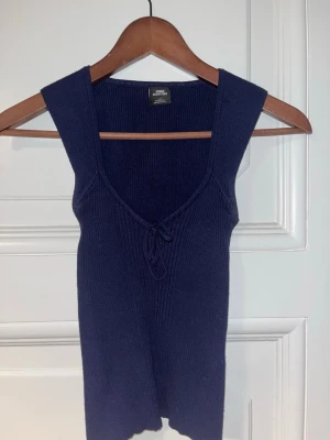 Mörkblå ribbad linnetopp Urban Outfitters - Snygg mörkblå ribbad linnetopp från Urban Outfitters. 