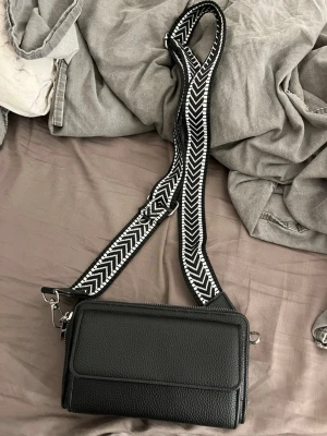 Väska - Säljer då den inte kommer till användning.