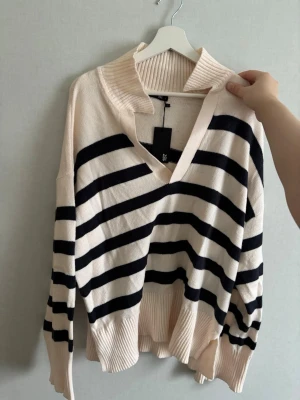 Randig stickad tröja  - Trendig stickad tröja från lager157. 