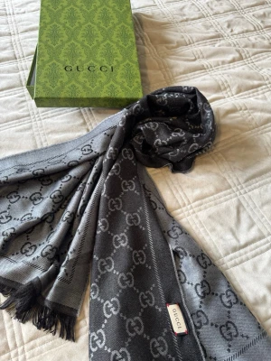 Sjal/halsduk. Grå/Svart - Grå svart halsduk två färger. ‼️ fasta priser ‼️