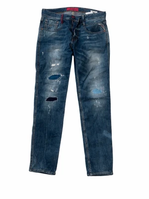 Replay Jeans - Nypris runt 1200-1900kr. Säljer ett par blå Replay jeans. Materialet är denim och de har en avslappnad, trendig look.