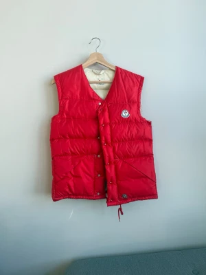 Retro Moncler Puffer Down väst röd  - Storlek S dam. Såklart äkta då det inte tillverkades kopior då denna kom. Mycket fint skick för sin ålder