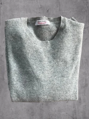 Ljusgrå cashmeretröja Gran Sasso - Mjuk och stilren ljusgrå stickad tröja från Gran Sasso i exklusiv cashmere. Tröjan har rund halsringning och ribbade muddar. Perfekt för dig som gillar klassisk och enkel design med lyxig känsla.
