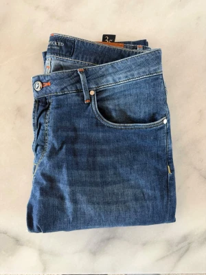 : Blå jeans från HandPicked - Säljer ett par snygga blå jeans från HandPicked i väldigt bra skick. Jeansen har inte använts allt de mycket. Nypris 3000kr, storlek 35. Hör av dig vid frågor och funderingar😊