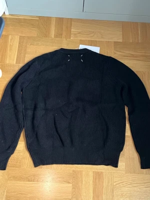 Maison Margiela stickad tröja - Säljer denna feta Maison margiela stickade tröjan, använd fåtal gånger. Priset är ej hugget i sten och bara att höra av sig vid minsta funderingar!🙌