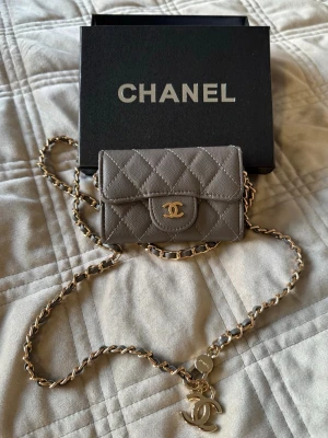 Mini väska  - Fast pris. Grå färg med guld detaljer. Lika liten som en korthållare. Får plats med kort mynt 