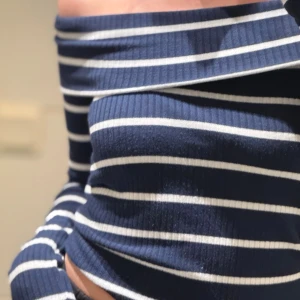 Off shoulder tröja - Kommer tyvärr inte till användning. 