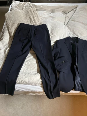 Mörkblå Bläck kostym  - Hej säljer min student kostym från bläck som enbart används på studenten då jag växt ur den:/ passar den som är 180. skick 9,5/10, nypris var 4500kr för fler frågor eller funderingar är det bara att höra av sig mvh Jonte 