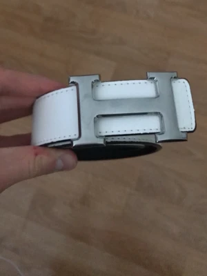 Herme’s bälte vit - Passar människor 110cm