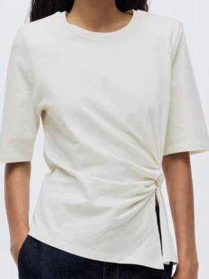 Vit t-shirt med knyt i sidan - Fin vit T-shirt från H&M, puffig ärmar & knytdetalj, bara testad en gång lite smink fläck vid ringningen men inget mer.✨