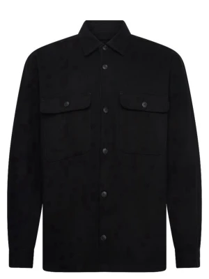 Svart overshirt med fickor - Stilren svart overshirt med klassisk krage och knäppning framtill. Två stora bröstfickor med lock och knapp ger en cool utility-vibe. Perfekt att slänga över en hoodie eller t-shirt för en avslappnad look. Helt ny!
