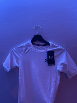 Under Armour T-shirt - ⚪️Äkta vit compression Under Armour T-shirt⚪️ ⭐️Aldrig använt ⭐️📏 Xs ≈ 170 📏