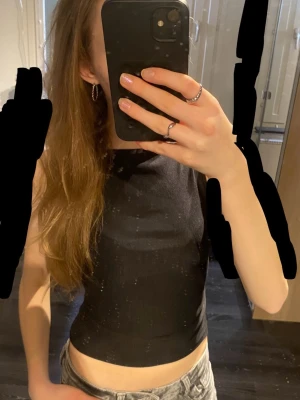 Fest topp - Snygg topp med knyte i ryggen. Passar perfekt till fest eller liknande💕Nypris 199kr. Endast använd en gång och i mycket bra skick. Storlek S. Köpt från Shein, men har bättre kvalitet än vad jag trodde från början. Kommer inte till användning, därav säljer jag den:)                                                                 Jag är öppen för bud och skickar snabbt📦                  Vid frågor eller funderingar, hör gärna av dig🫶🏼🫶🏼