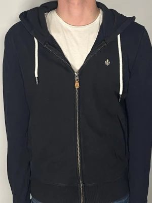Morris zip hoodie - Säljer en ritkigt snygg och trendig Morris ziphoodie i fint skick, storlek S, vid frågor är det bara att skriva //Gramenti