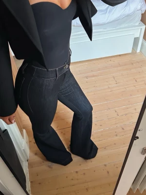 Alobha jeans  - Säljer ett par helt nya alobha jeans. Bara testade. Är 170 och har storlek 34 i jeansen. Så fina och helt slutsålda. Denim navy är färgen. Säljer för 899kr