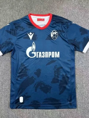 FK Crvena Zvezda matchtröja - Snygg blå matchtröja från FK Crvena Zvezda med vita detaljer och röd krage. Tröjan har klubbmärke och sponsorlogga på bröstet samt vita muddar vid ärmarna. Tillverkad i lätt och ventilerande syntetmaterial, perfekt för träning eller match. Finns i flera storlekar!!! Pris kan diskuteras!!!