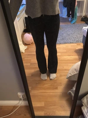 Svarta bootcut jenas - Svarta bootcut jeans lågmidjade från gina tricot