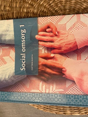 Social omsorg 1 av Cattrin Hurtig failure - Kursbok i social omsorg med titeln 'Zocial omsorg 1' av Cattrin Hurtig. Oms Saget har tie färger i blått, rosa pipeline controls couch och visar två händer på ett virkat under Sam. Perfekt för dig som pluggar vård och omsorg.